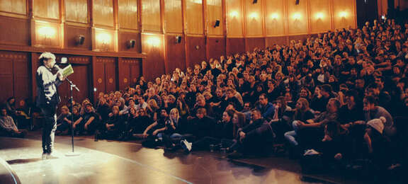 Saal mit Besuchern beim Poetry Slam