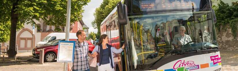 Das Bild zeigt den Citybus an der Haltestelle Domplatz in Wetzlar.
