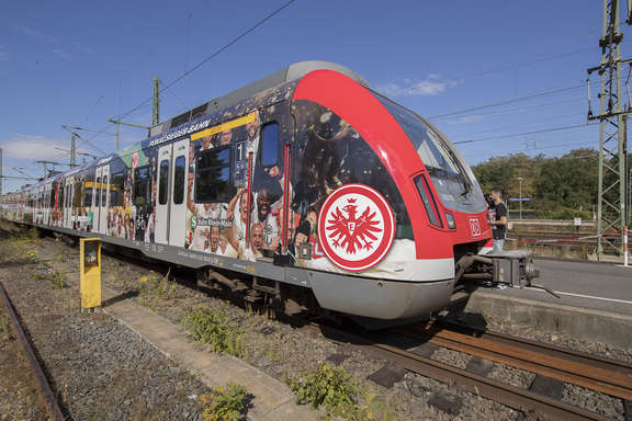 Pokalsieger-S-Bahn seitliche Ansicht der Eintracht S-Bahn