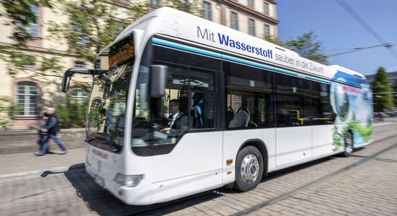 Vergrößerte Ansicht: Brennstoffzellenbus in Darmstadt