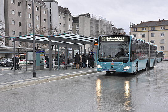 Busbahnhof Höchst mit Bus der Linie 55