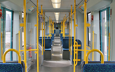 Vergrößerte Ansicht: Der Innenraum mit Sitzplätzen und Haltestangen