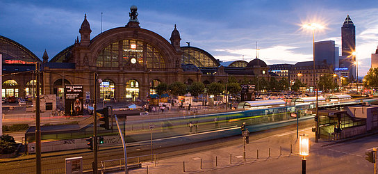Frankfurt Hauptbahnhof - Straßenansicht