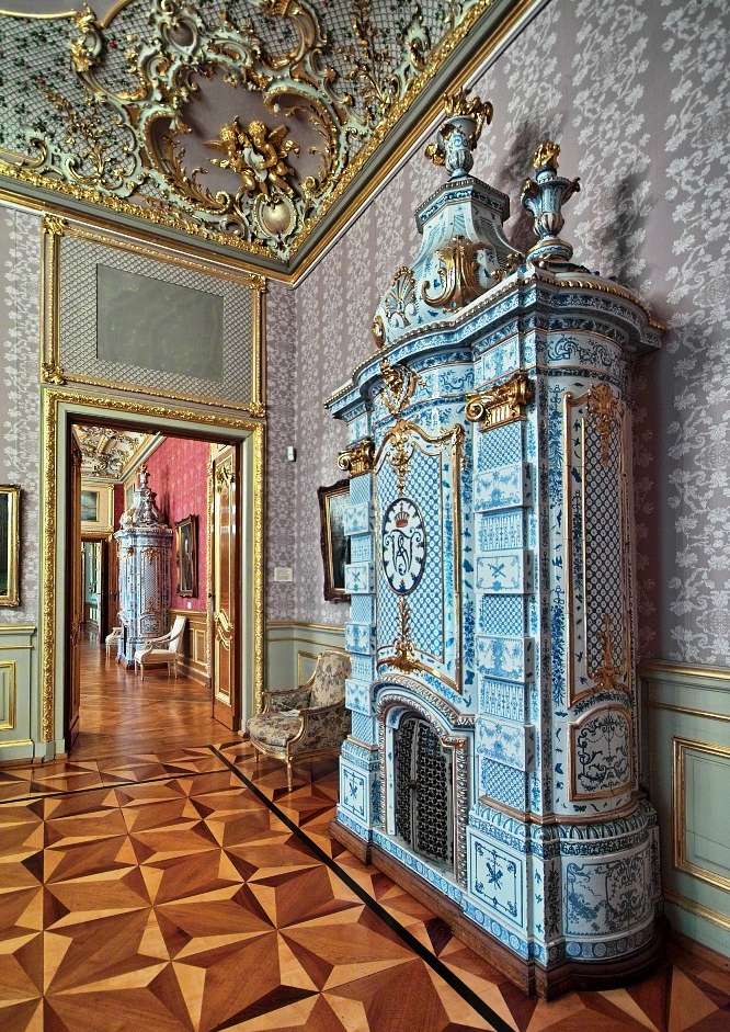 Barocker Kaminsims auf Parkettboden im Schloss