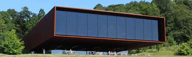 Blick auf das Museumsgebäude mit Panoramafenster