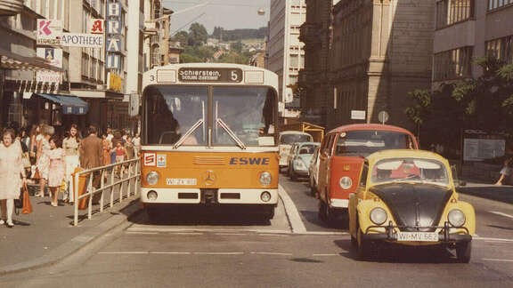historisches Foto von 1968. Linienbus auf eigener Busspur im Verkehr.