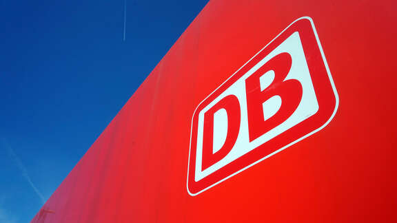 Das Bild zeigt einen Teil einer roten Lokomotive mit dem Logo der Deutschen Bahn AG.