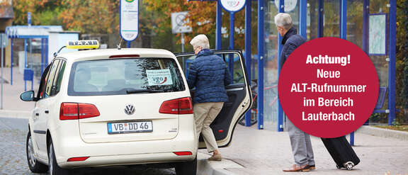 Fahrgast steigt in Anruf-Linien-Taxi ein mit Hinweis auf eine neue Rufnummer für das ALT im Bereich Lauterbach