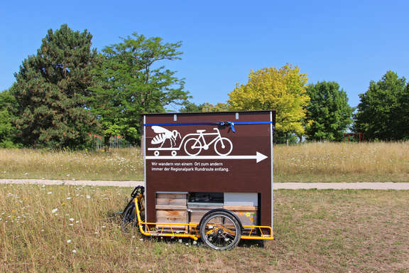 Vergrößerte Ansicht: mobiler Bienenstock auf einem Fahrradanhänger