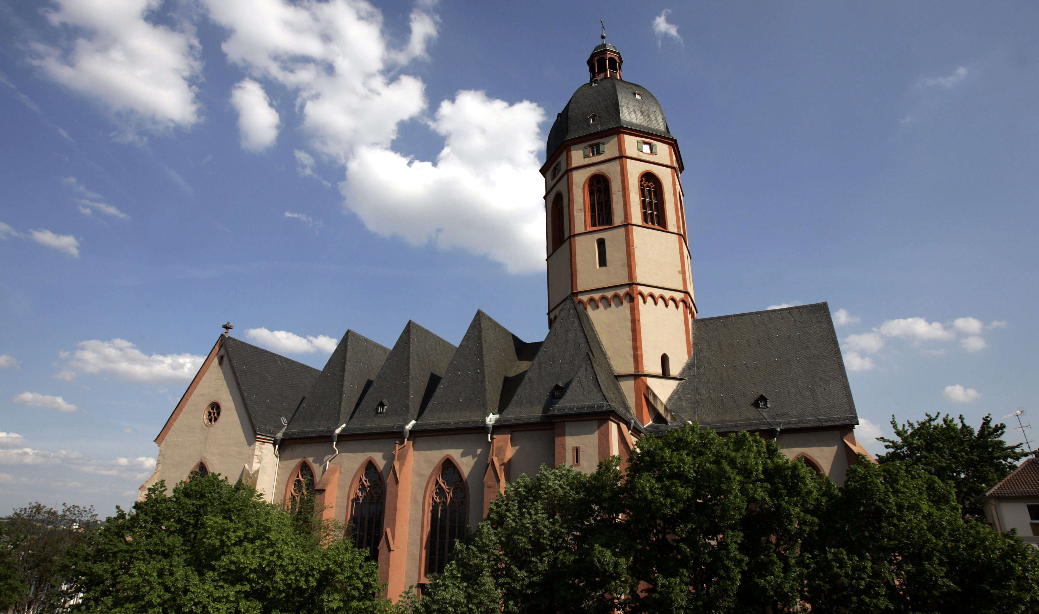 Katholische Kirche St. Stephan in Mainz Kirche in beigem und rotem Sandstein auf einer Anhöhe