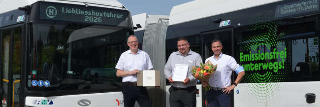 VSGG-Fahrer Kevin Messerschmidt unter Deutschlands beliebtesten Busfahrern Drei Männer stehen vor zwei Bussen und halten zusammen eine Urkunde in den Händen