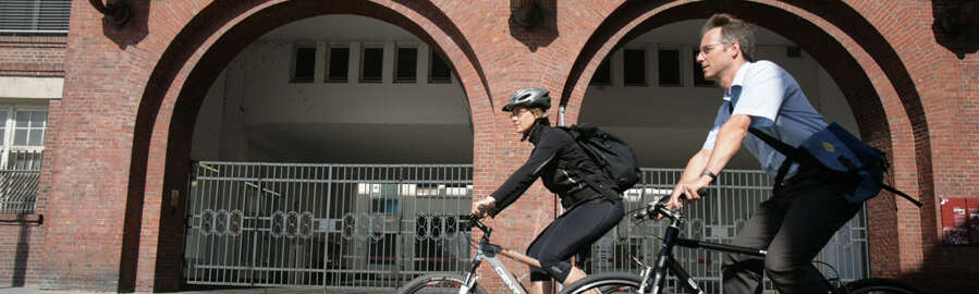 Zwei Geschäftsleute auf dem Fahrrad