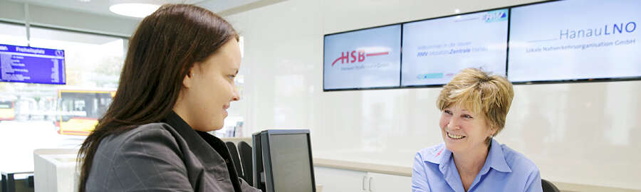 Kundin wird in einer Mobilitätszentrale beraten