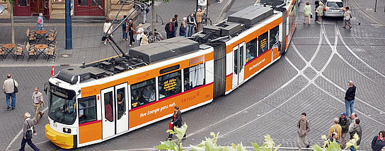 Mainzer Niederflurstraßenbahn am Bahnhof