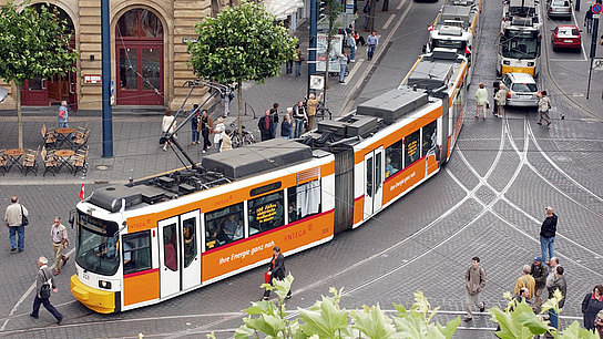 Mainzer Niederflurstraßenbahn am Bahnhof