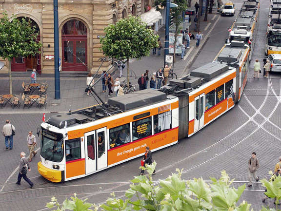 Vergrößerte Ansicht: Ansicht der Mainzer Niederflurstraßenbahn von einem Aussichtspunkt