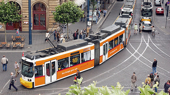 Mainzer Niederflurstraßenbahn am Bahnhof