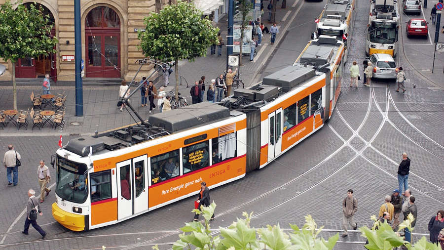 Mainzer Niederflurstraßenbahn am Bahnhof