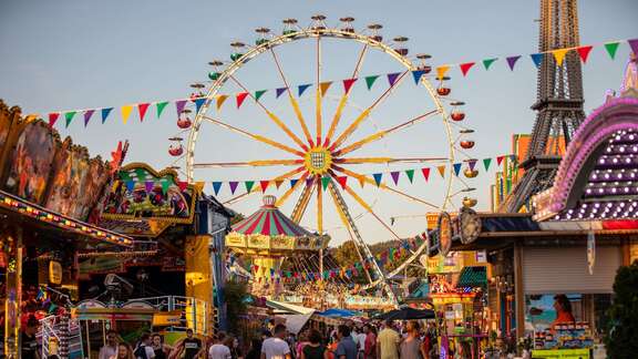 Riesenrad und Fahrgeschäfte auf einem Rummel