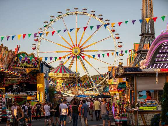 Riesenrad und Fahrgeschäfte auf einem Rummel