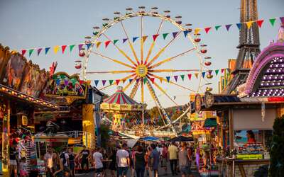 Riesenrad und Fahrgeschäfte auf einem Rummel