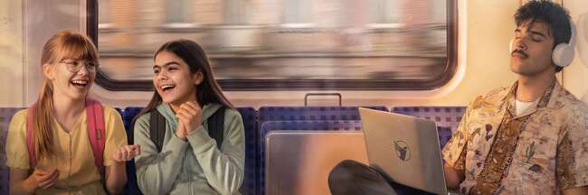 Zwei Jugendliche sitzen in einer Bahn, daneben ein junger Mann mit Kopfhörern und Laptop