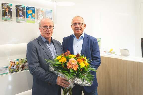 Volker Hofmann verabschiedet Armin Klein in der Mobilitätszentrale in Friedberg