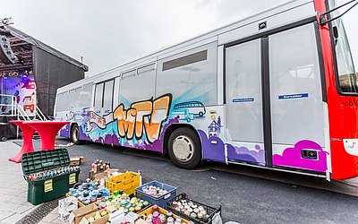 Ein MTV-Bus ist mit buntem Grafitti besprüht.