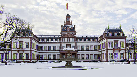 Verschneites Schloss Philippsruhe.