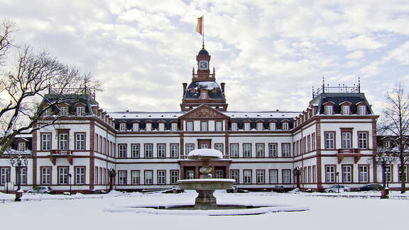 Verschneites Schloss Philippsruhe.
