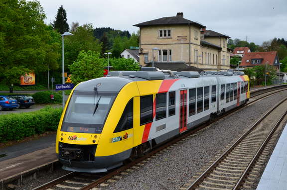 Ein Zug der HLB mit 2 Wagons fährt aus dem Bahnhof Leun/Braunfels