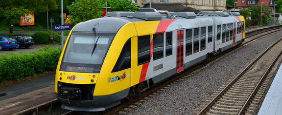 Lahntalbahn Ein Zug der HLB mit 2 Wagons fährt aus dem Bahnhof Leun/Braunfels