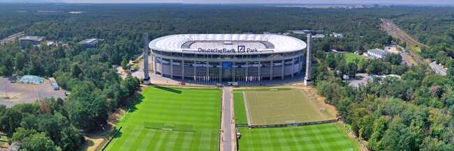 Luftaufnahme: schräge Aufsicht auf den Deutsche Bank Park Frankfurt, im Vordergrund Trainingsfelder