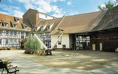 Vergrößerte Ansicht: Der Innenhof der Mühle mit Fachwerkfassaden