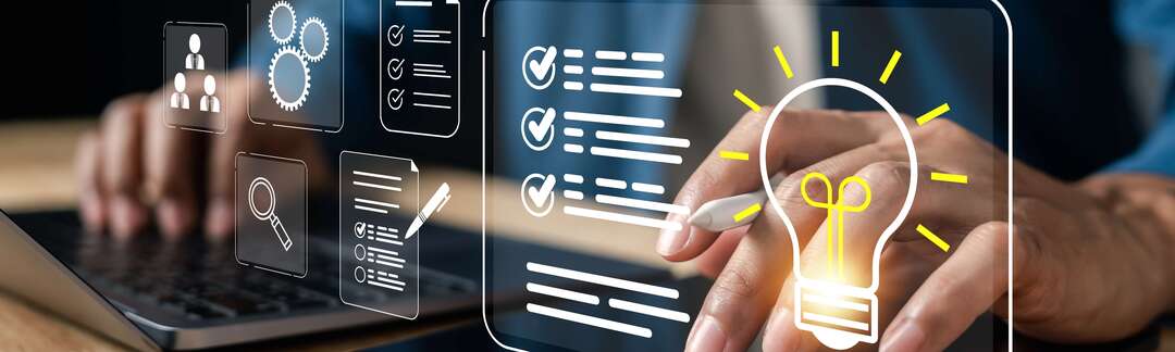 Hand bedient Tablet mit Checklisten und leuchtender Glühbirne als Ideensymbol