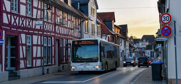 Bus fährt durch eine Fachwerkstraße