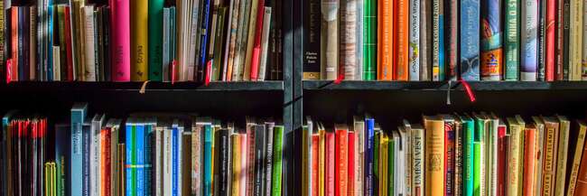 Bunte Bücher in einem Regal