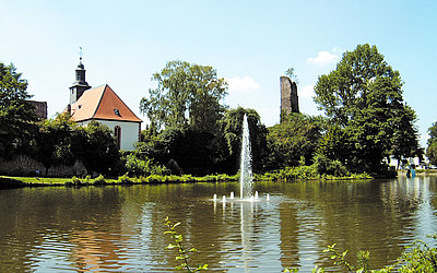 Vergrößerte Ansicht: Weiher mit Burgruine und Burgkirche in Dreieich-Dreieichenhain