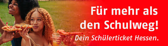 Zwei junge Frauen sitzen auf einer Wiese, lachen und genießen Pizza. Daneben steht der Schriftzug: "Für mehr als den Schulweg! Dein Schülerticket Hessen."