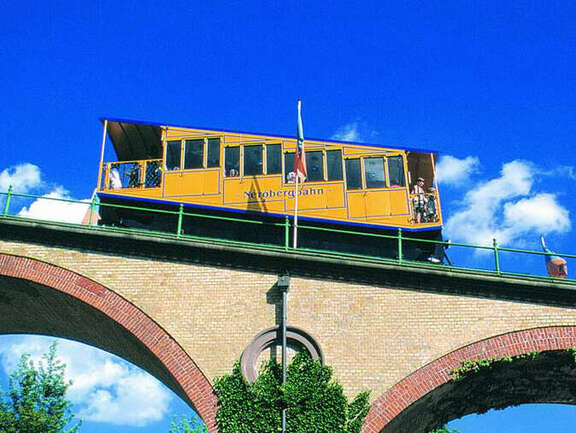 Kleine Tramm auf einer Brücke, aus der Perspektive von unten