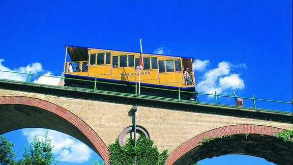 Kleine Tramm auf einer Brücke, aus der Perspektive von unten