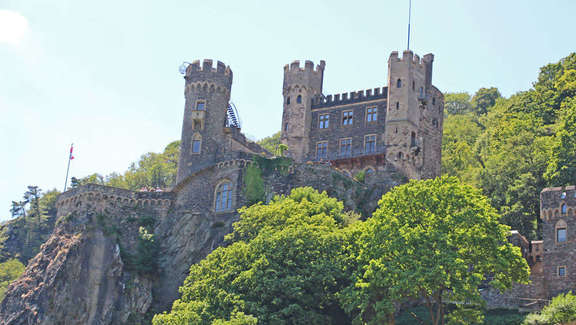 Vergrößerte Ansicht: Burg umgeben von Bäumen