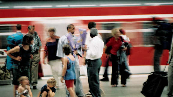 Fahrgäste auf Bahnsteig vor S-Bahn
