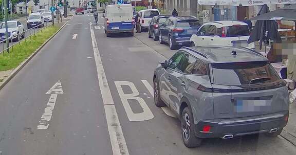Blick aus einem Bus auf die Straße, wo Autos eine Busspur blockieren