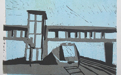Vergrößerte Ansicht: Linoldruck: Überdachte Treppenüberführung über ein Gleis mit Zug