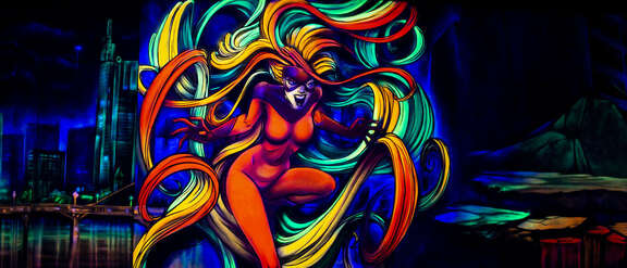 Wandmotiv, Comic-Frau mit langen Haaren, leuchtende Neonfarben