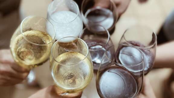 Weinfest Anstoßen mit Weingläsern