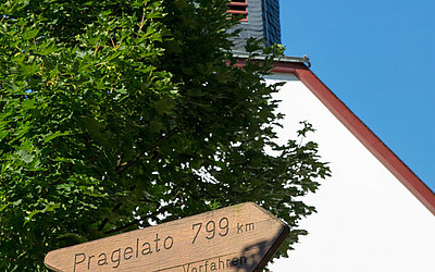 Vergrößerte Ansicht: Nahaufnahme mit Fokus auf ein Schild vor der Kirche