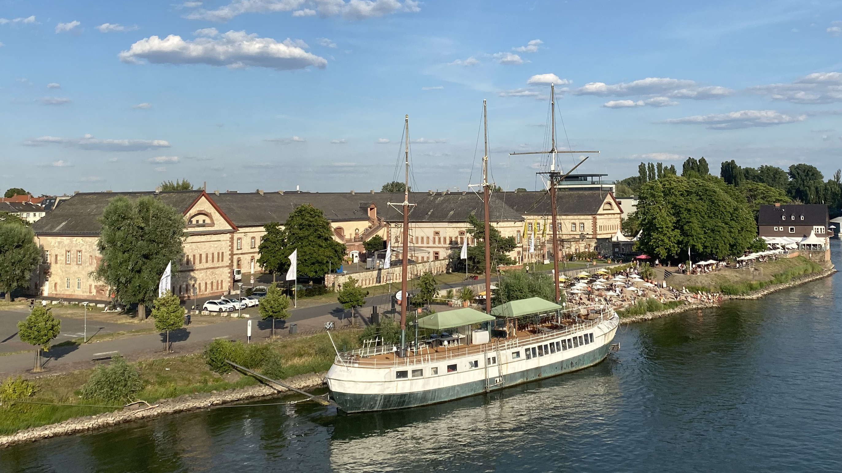 Reduit und Bastion von Schönborn in Mainz-Kastel Blick von der Theodor-Heuss-Brücke auf die Reduit und Bastion von Schönborn mit Strand und Schiff im Vordergrund