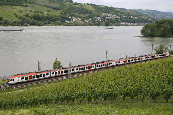 Rheingaubahn fährt neben einem Fluss bei Lorch entlang